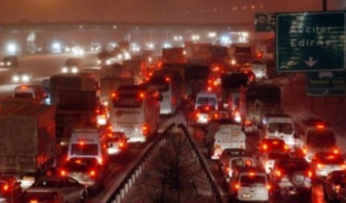 İstanbul\'da Kar Trafiği Kilitledi