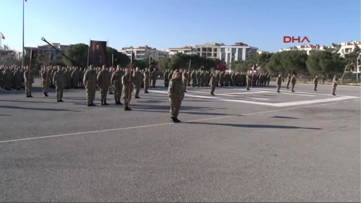 Izmir Askerlerin Gurur Günü, Terhislerinde Aileleriyle Buluştu