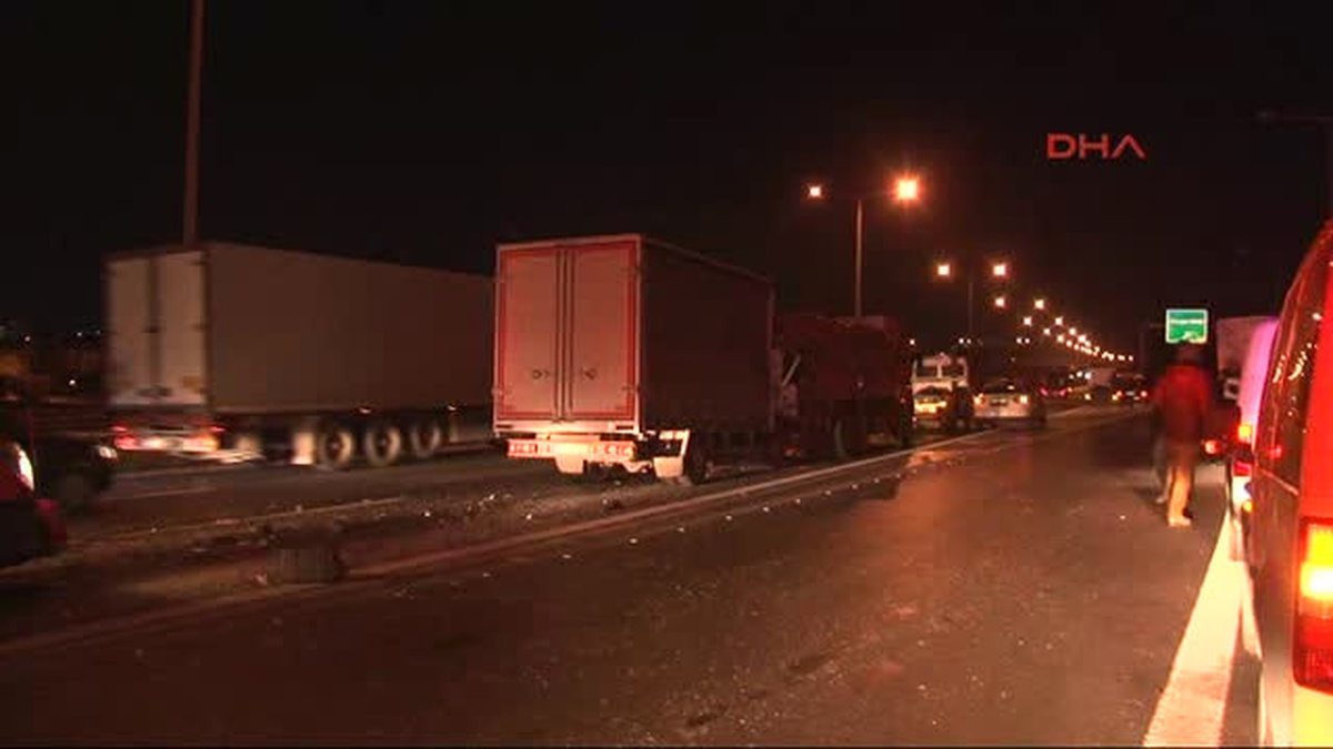 Izmir Yakıtı Bittiği Için Yolda Kalan Kamyona Kamyon Çarptı: 1 Ölü