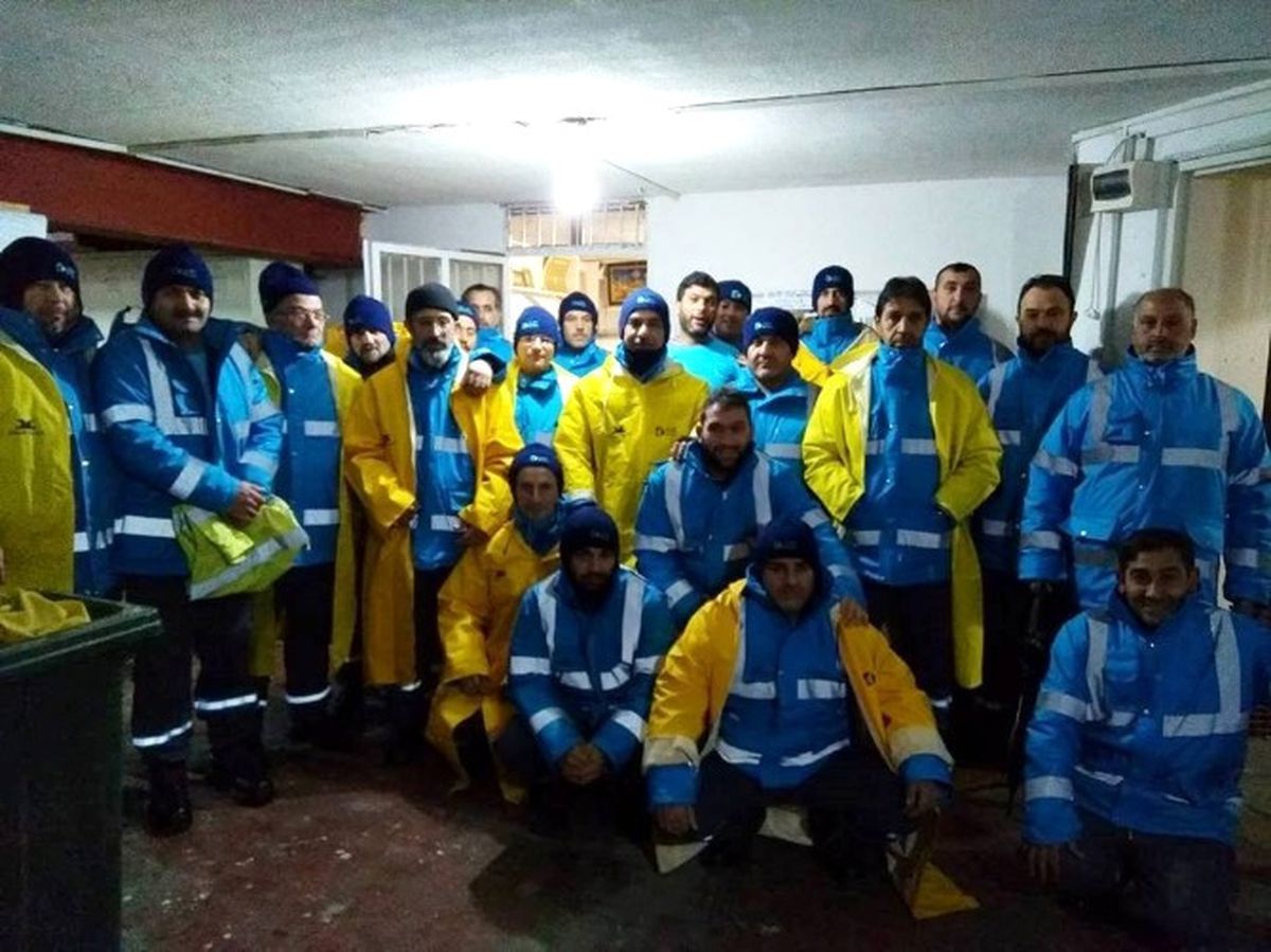 İzmit\'te Temizlik Personeline Kışlık Kıyafet Dağıtıldı