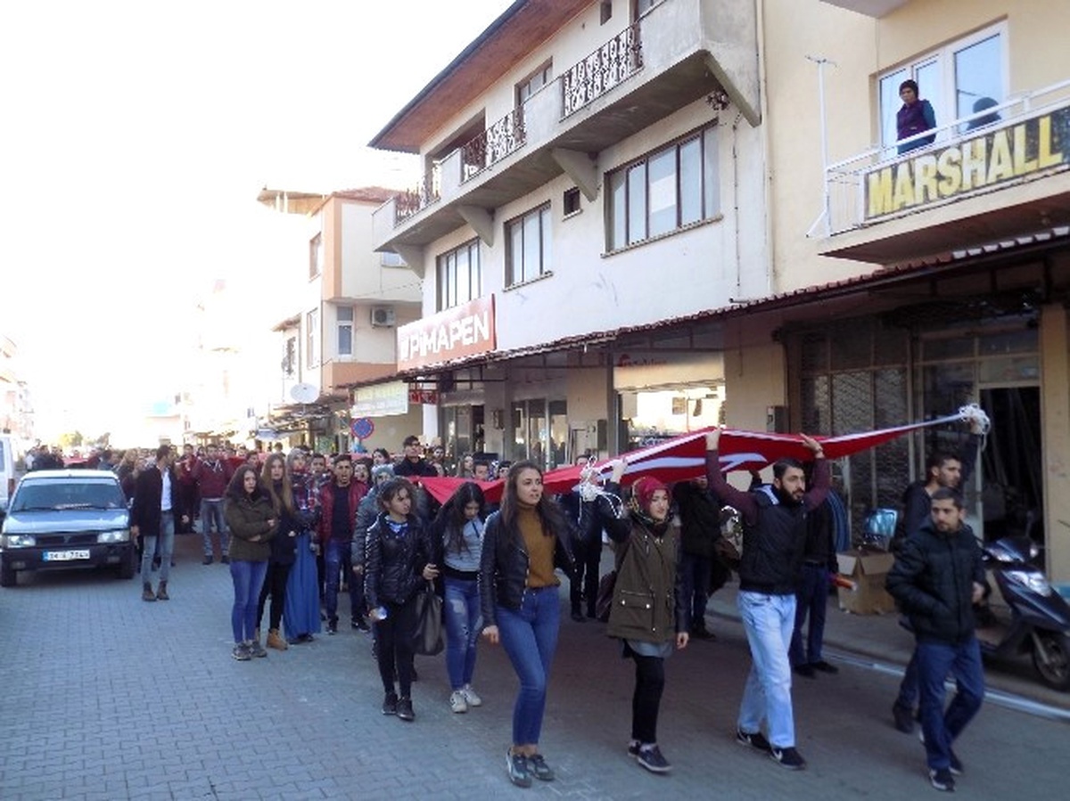 Karacasu\'da Yüksekokul Öğrencileri Şehitleri Andı