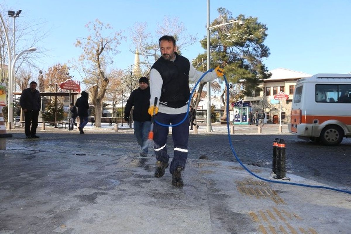 Karaman Belediyesi\'nden Kar ve Buz Mesaisi