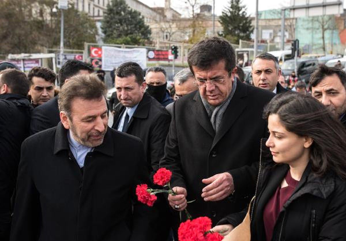 Nihat Zeybekci ile İranlı Bakan Şehitler Tepesi\'ne Karanfil Bıraktı