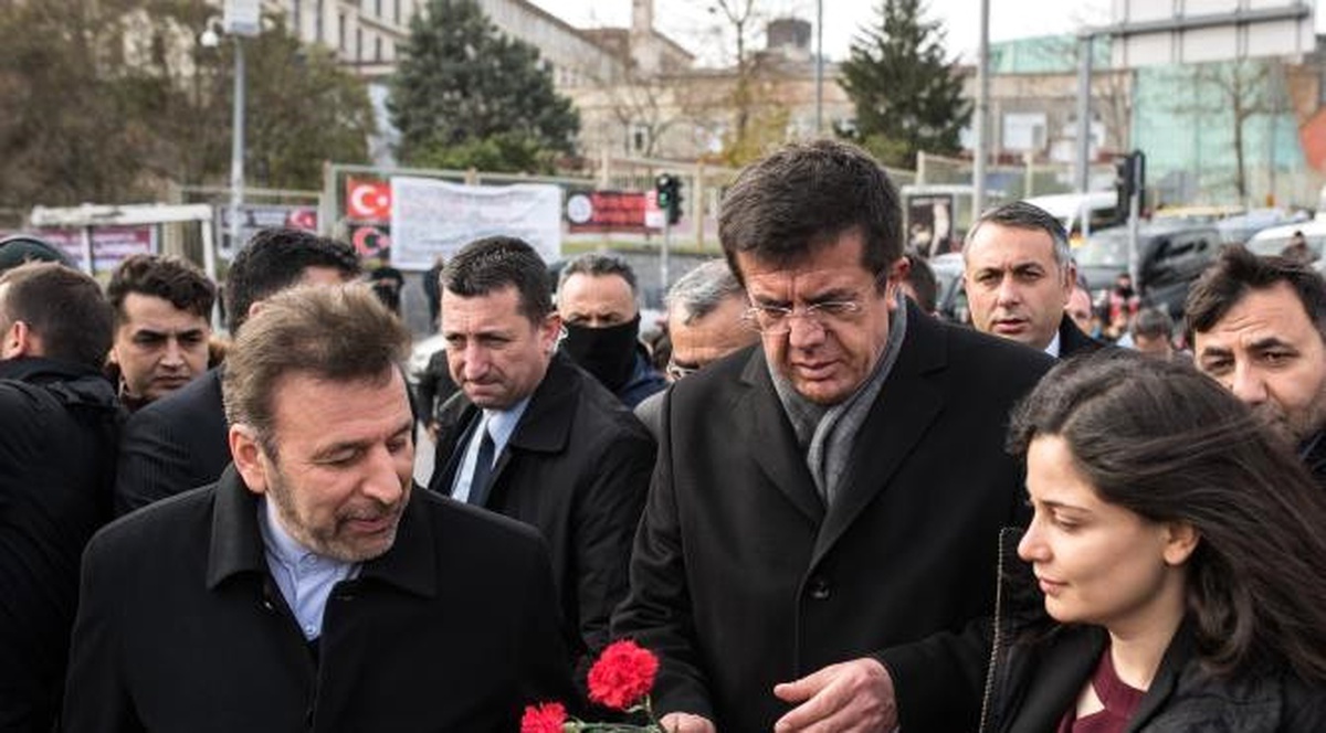 Nihat Zeybekci ile İranlı Bakan, Şehitler Tepesi\'ne Karanfil Bıraktı