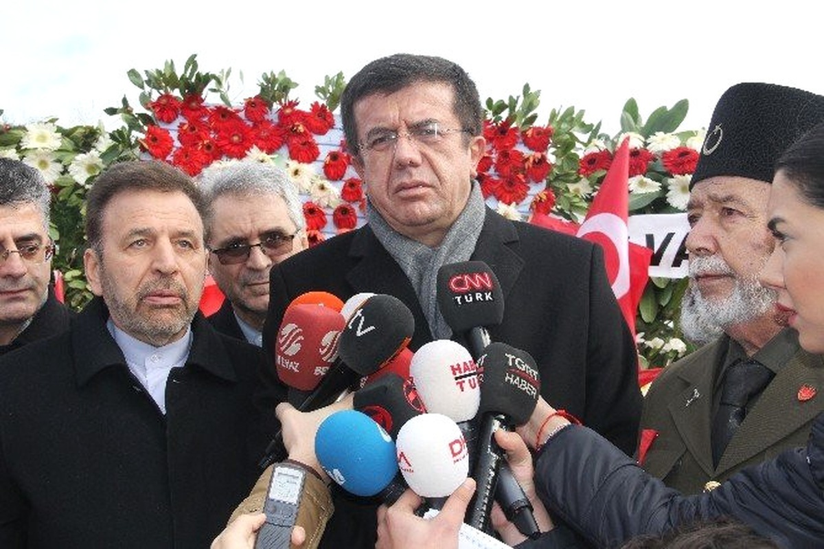 Nihat Zeybekci ile İranlı Bakan Şehitler Tepesi\'ne Karanfil Bıraktı
