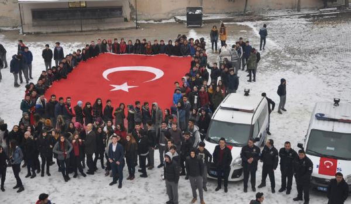 Öğrenciler \'Kavga\' İhbarıyla Polisi Okula Getirtip Alkışladı
