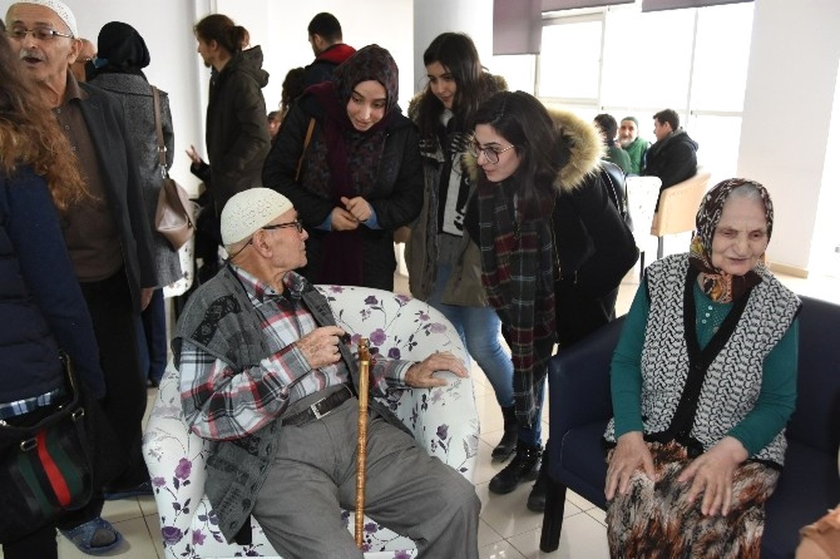 Omü\'lü Öğrenciler Huzurevinde Yaşlılarla Buluştu