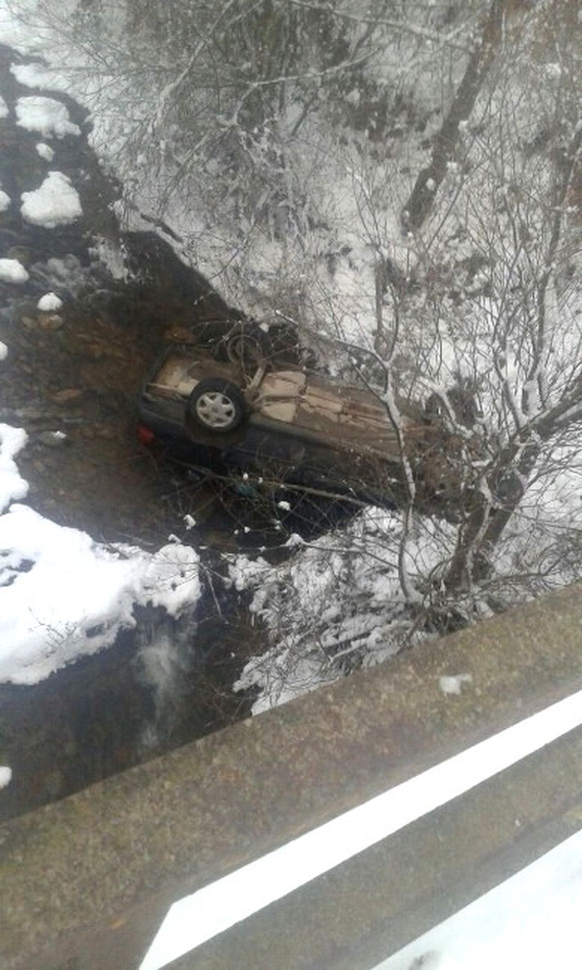 Otomobil Dereye Uçtu, 4 Kişilik Aile Ölümden Döndü