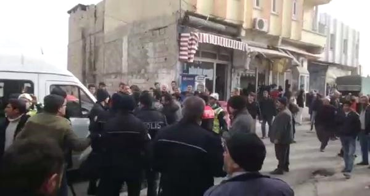 Polis Kavga Eden İki Gruba Biber Gazıyla Müdahale Etti