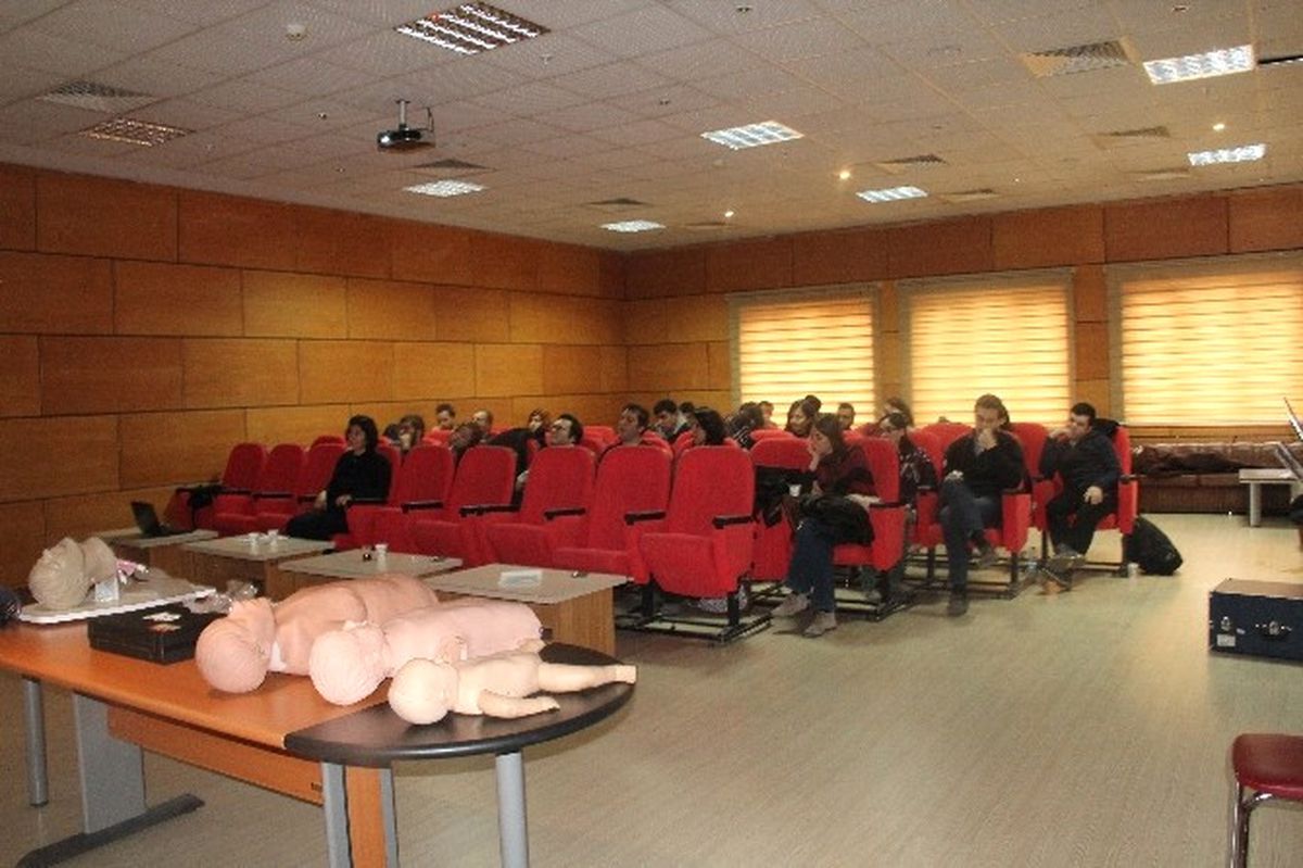 Pratisyen Hekimlere "Acil Servis\'e Başvuran Olgular ve Yaklaşım" Eğitimi Verildi
