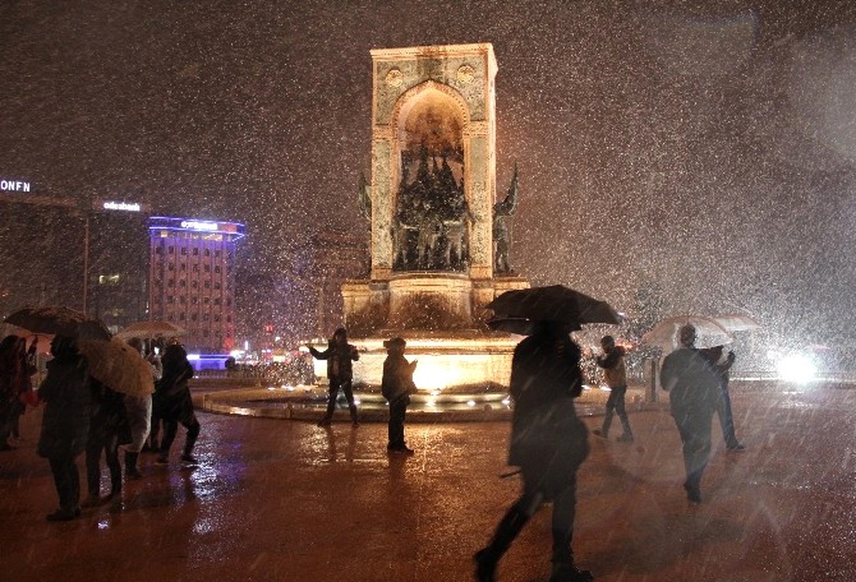 Şehitler Tepesi ve Taksim Meydanı\'ında Kar Yağışı