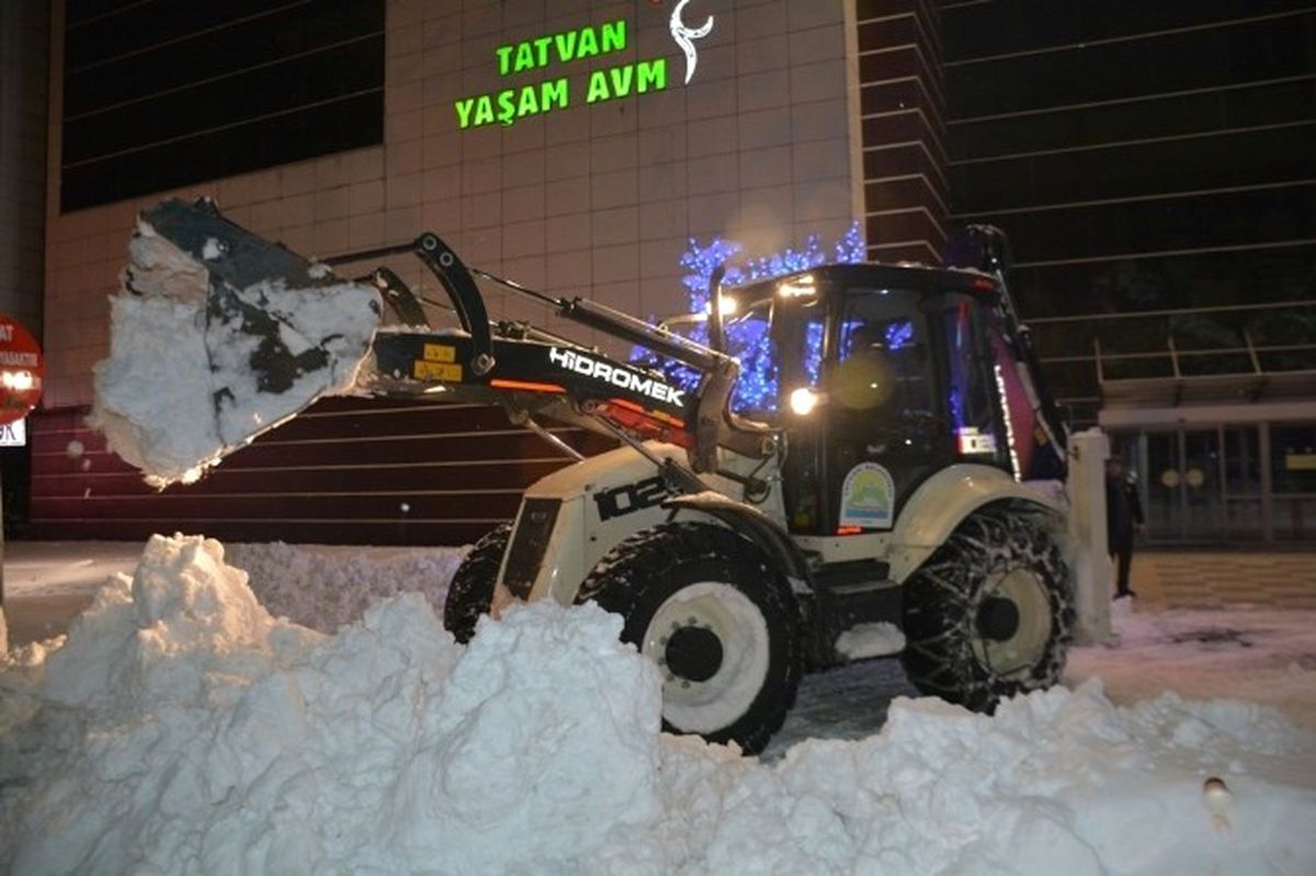 Tatvan\'da Kar Temizleme Çalışması