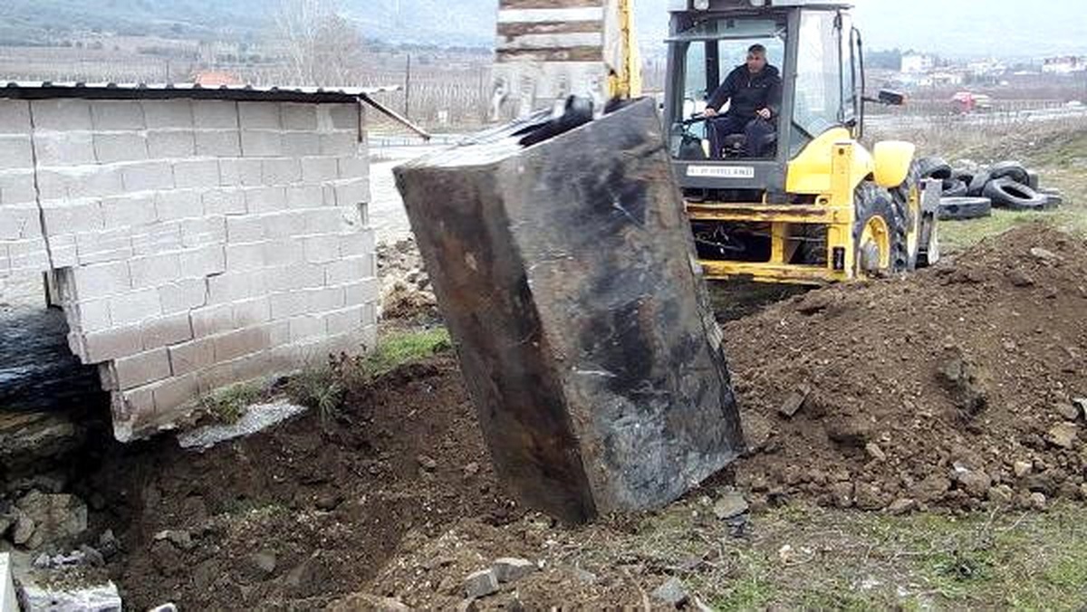 Toprağın Gömülü Tanktan 540 Litre Kaçak Mazot Çıktı