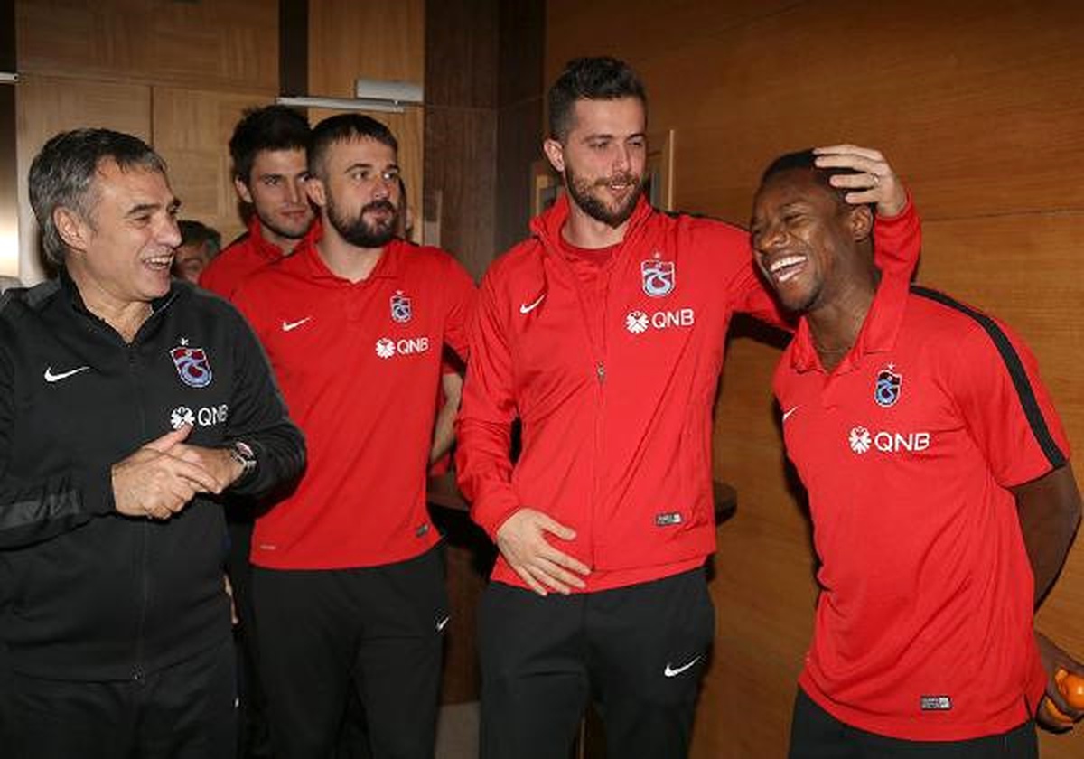 Trabzonspor Teknik Direktörü Yanal\'a Sürpriz Doğum Günü Kutlaması