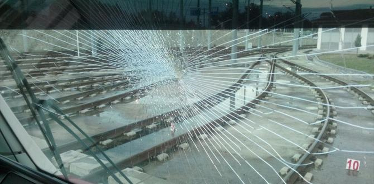 Tramvaya İçinde Taş Bulunan Kar Topu Atıldı