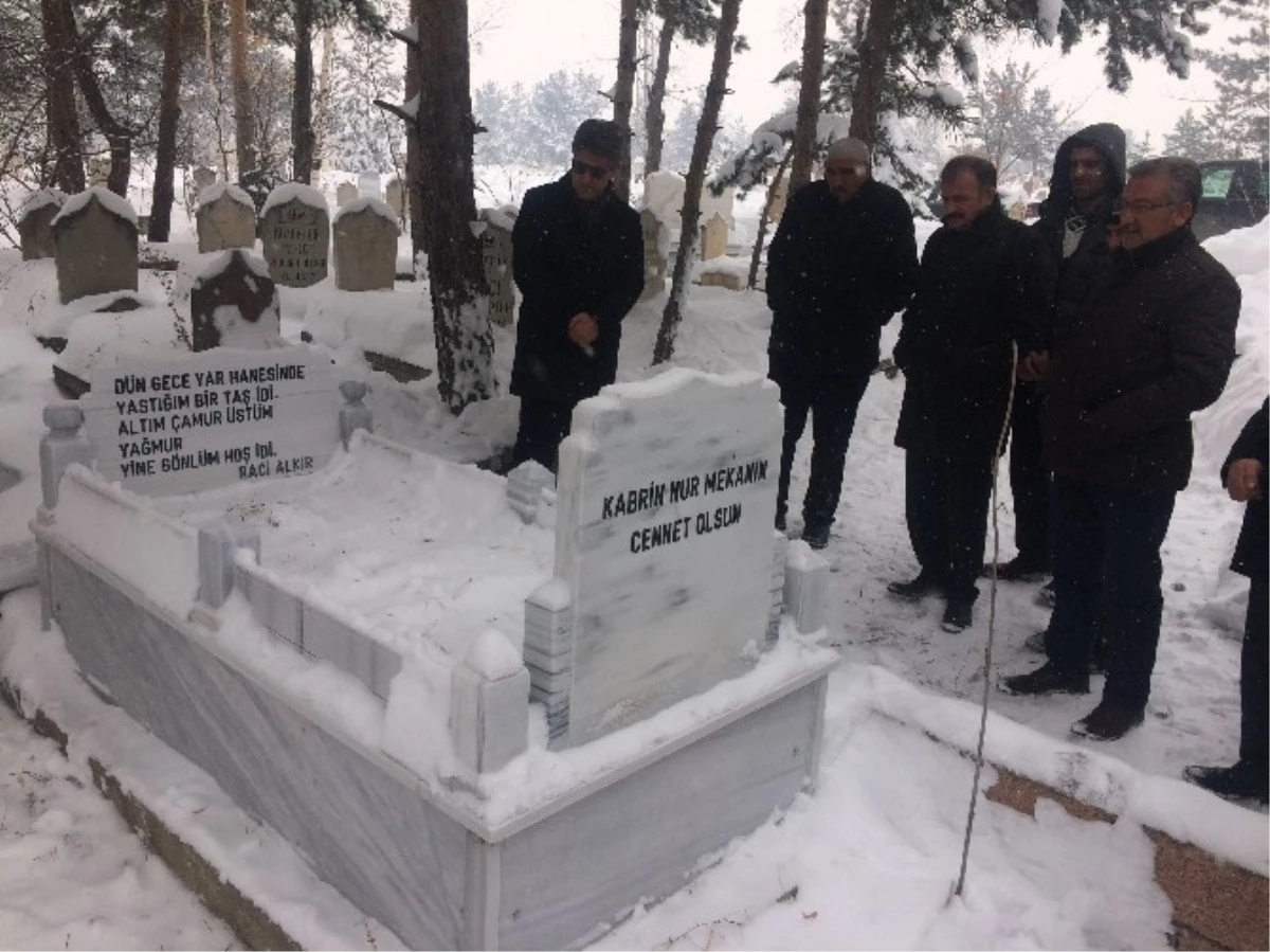Türkü Paşa" Raci Alkır Ölümünün 5. Yıldönümünde Mezarı Başında Anıldı