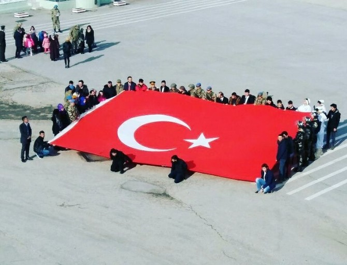 Üniversiteli Gençlerden Polis ve Askere Moral