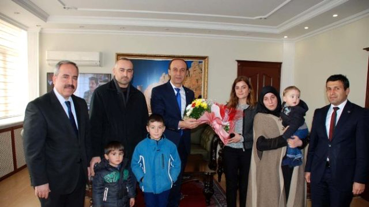 Vali Erin Göçmen Aileyi Makamında Kabul Etti