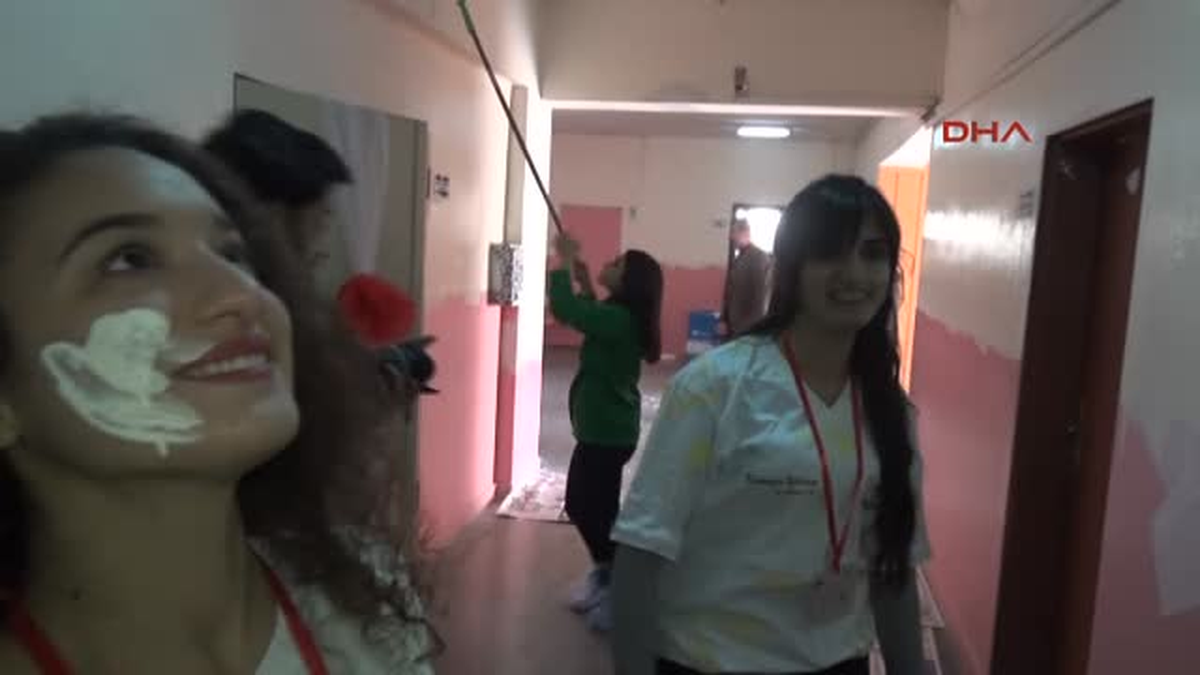 Adana Üniversite Öğrencileri Şarkı ve Türkülerle Okul Boyadı
