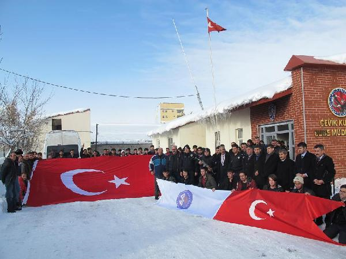 Ağrı\'da Üniversiteli Gençlerden Çevik Kuvvete Ziyaret
