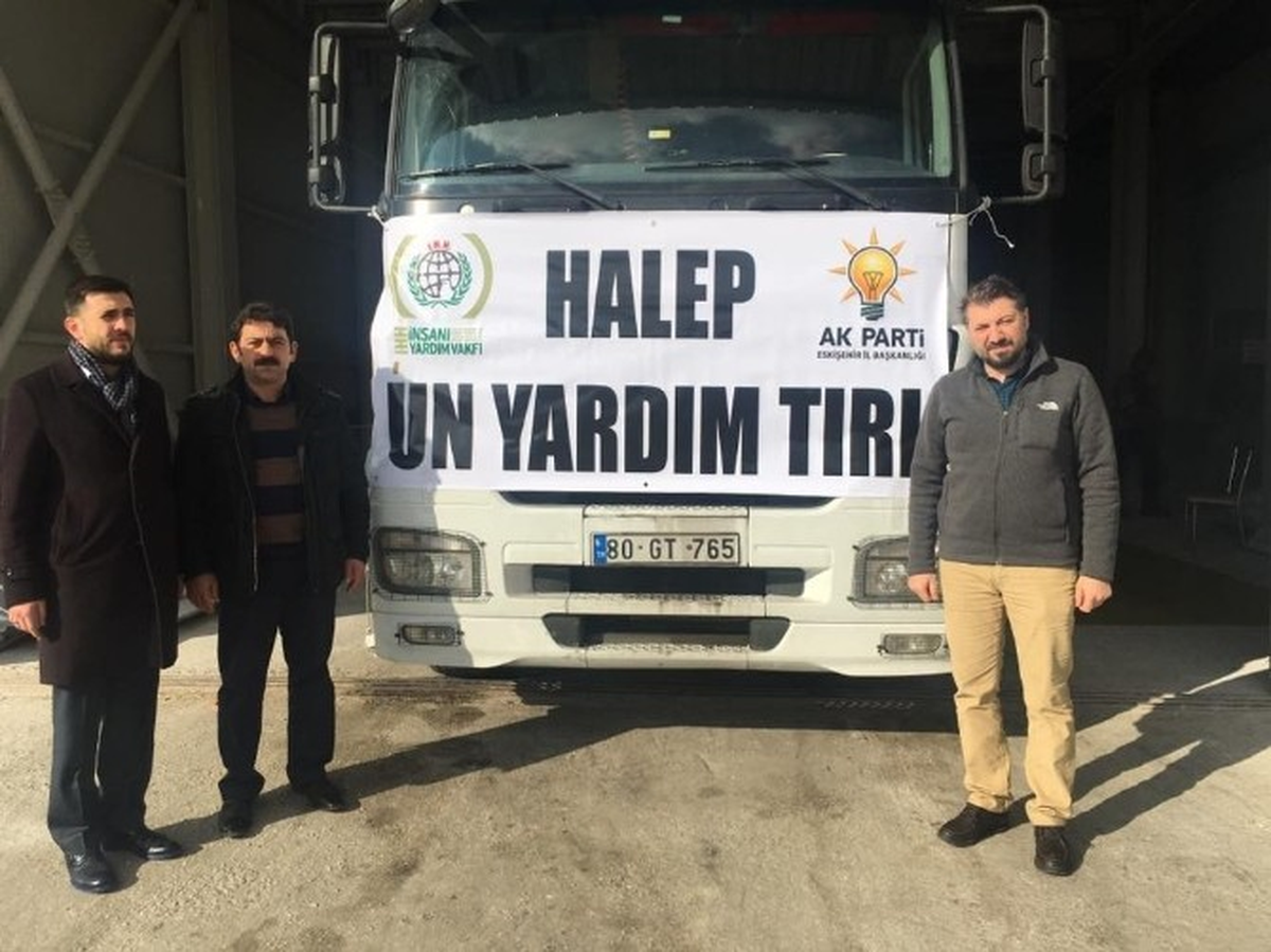 AK Parti\'den Halep\'e 1 Tır Un Yardımı