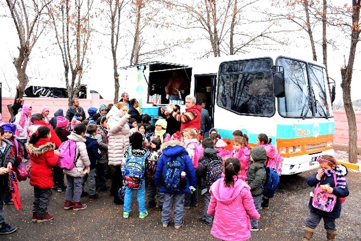 Aksaray Belediyesi Mobil Çorba Aracı ile Ücretsiz Çorba Dağıtıyor