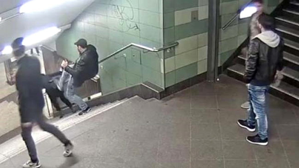 Almanya\'da Metroda Kadına Saldıran Zanlı Yakalandı