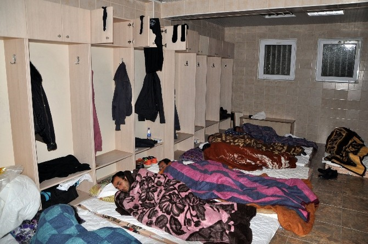 Antalya\'da Otobüs Durakları, Evsizlere Yuva Oluyor