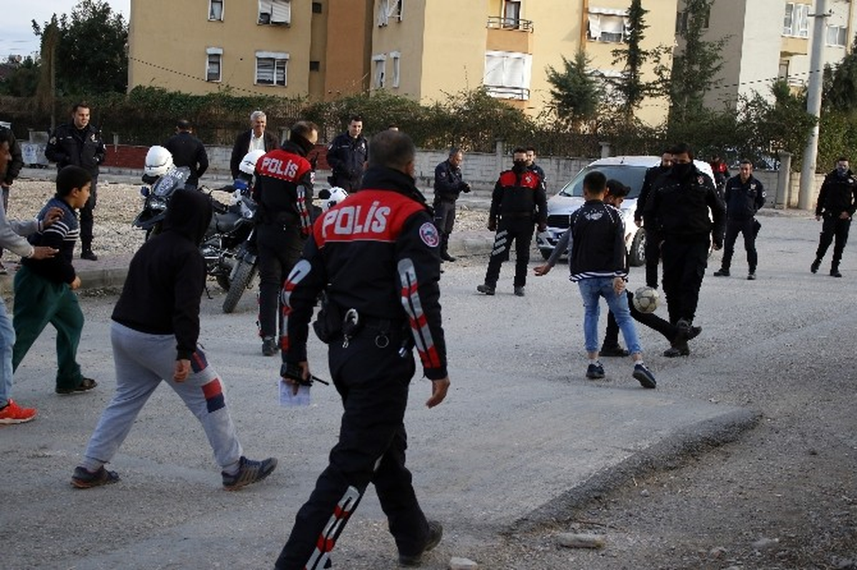Antalya\'da Polis, Çocuklarla Top Oynadı