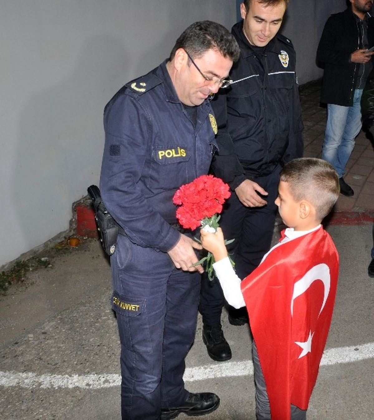 Antalya\'da Polise Kırmızı Karanfilli Destek