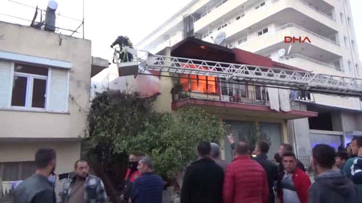 Antalya\'nın Serik Ilçesi\'nde Bir Ev Çıkan Yangında Zarar Gördü