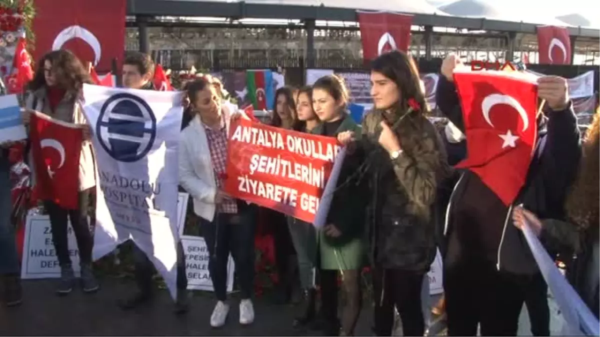 Antalyalı Öğrenciler, Şehitler Tepesi\'ni Ziyaret Etti