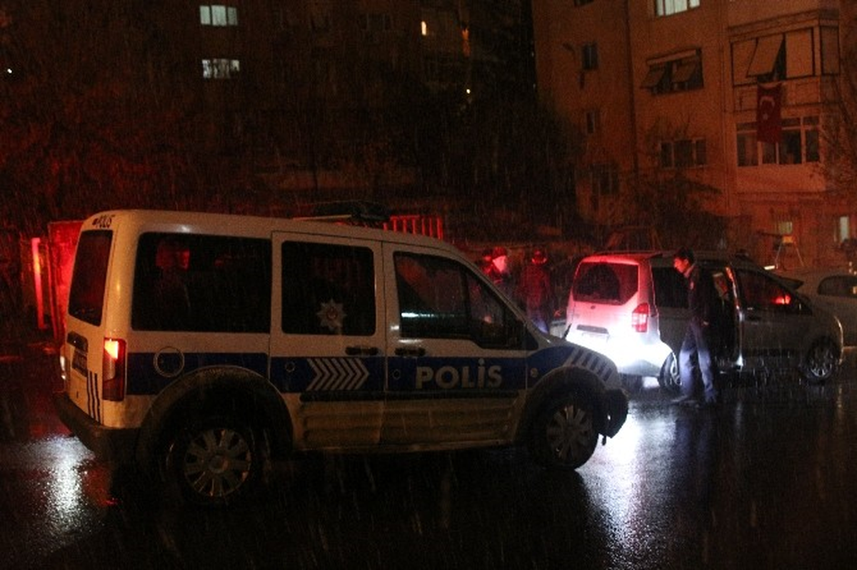 Ataşehir\'de Dur İhtarına Uymayan Şüpheliler Polise Ateş Açtı