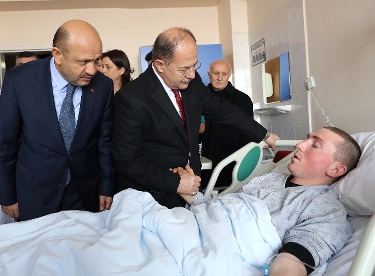Bakan Fikri Işık ve Bakan Recep Akdağ Yaralı Askerleri Ziyaret Etti