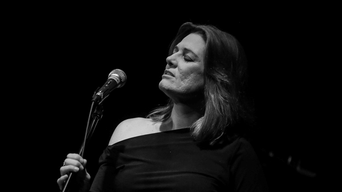 Birsen Tezer\'den Büyülü Sesiyle Hayranlarına Muhteşem Bir Konser