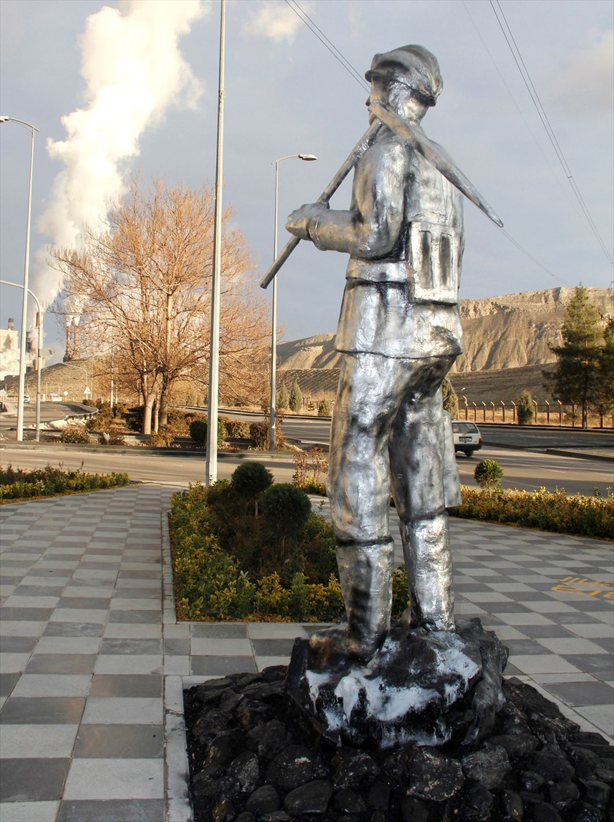 Çayırhan\'a Madenci Heykeli Dikildi