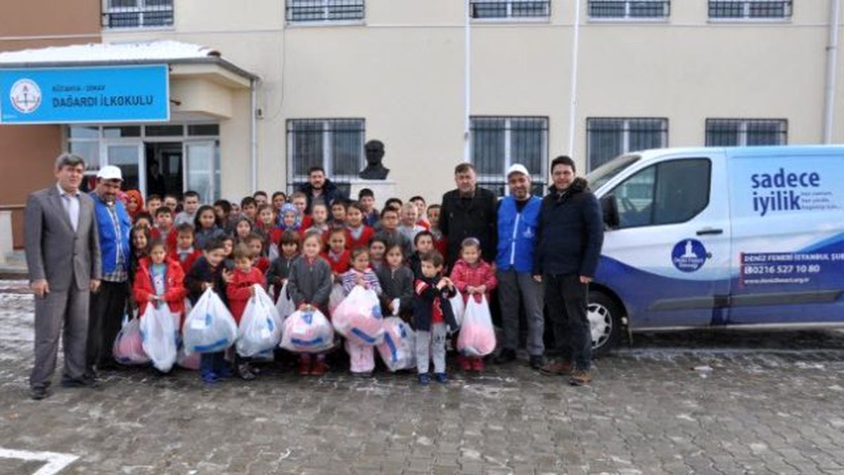 Deniz Feneri Derneği\'ndan Bot ve Giyecek Yardımı