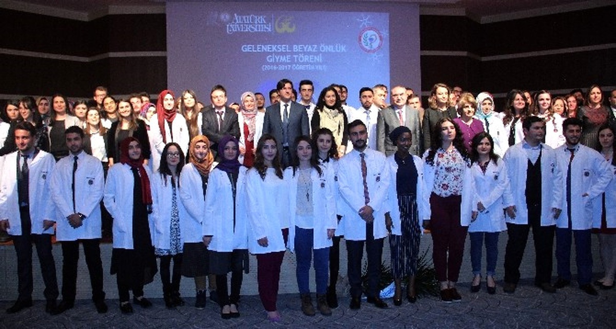 Eczacılık Fakültesi\'nde Geleneksel Beyaz Önlük Giydirme Töreni
