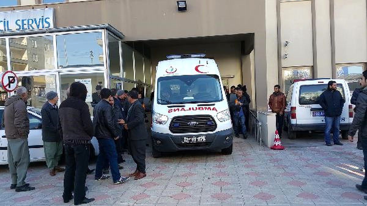 Kahta\'da Araç Parkı Kavgası: 2\'si Polis 4 Yaralı
