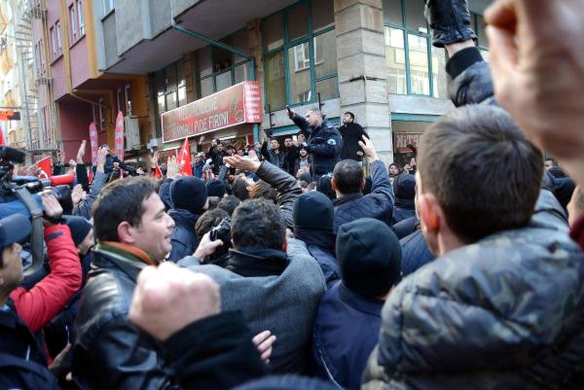 Kayseri\'de CHP Gençlik Kolları Başkanı Cemre Doğan\'a Saldırı