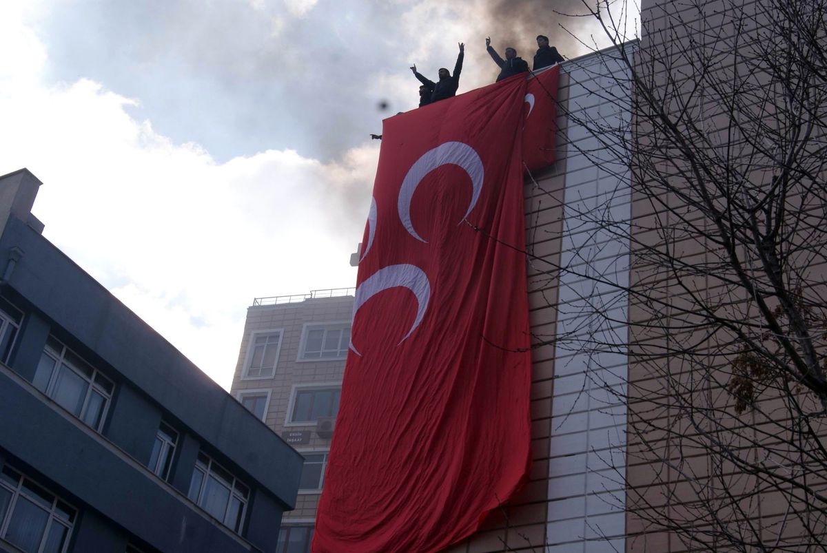 Kayseri Saldırısı Sonrası Vatandaşlar HDP Binasına Saldırdı, MHP Bayrağı Astı