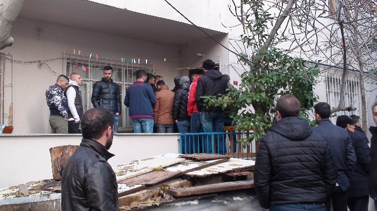 Kayseri Şehidinin Kartal\'daki Baba Evine Ateş Düştü