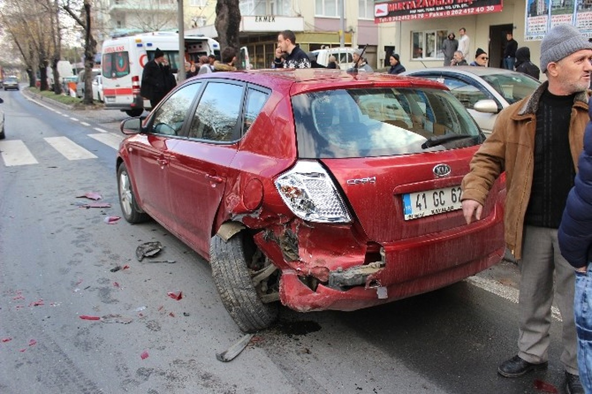 Kocaeli\'de Trafik Kazası: 3 Kişi Yaralandı