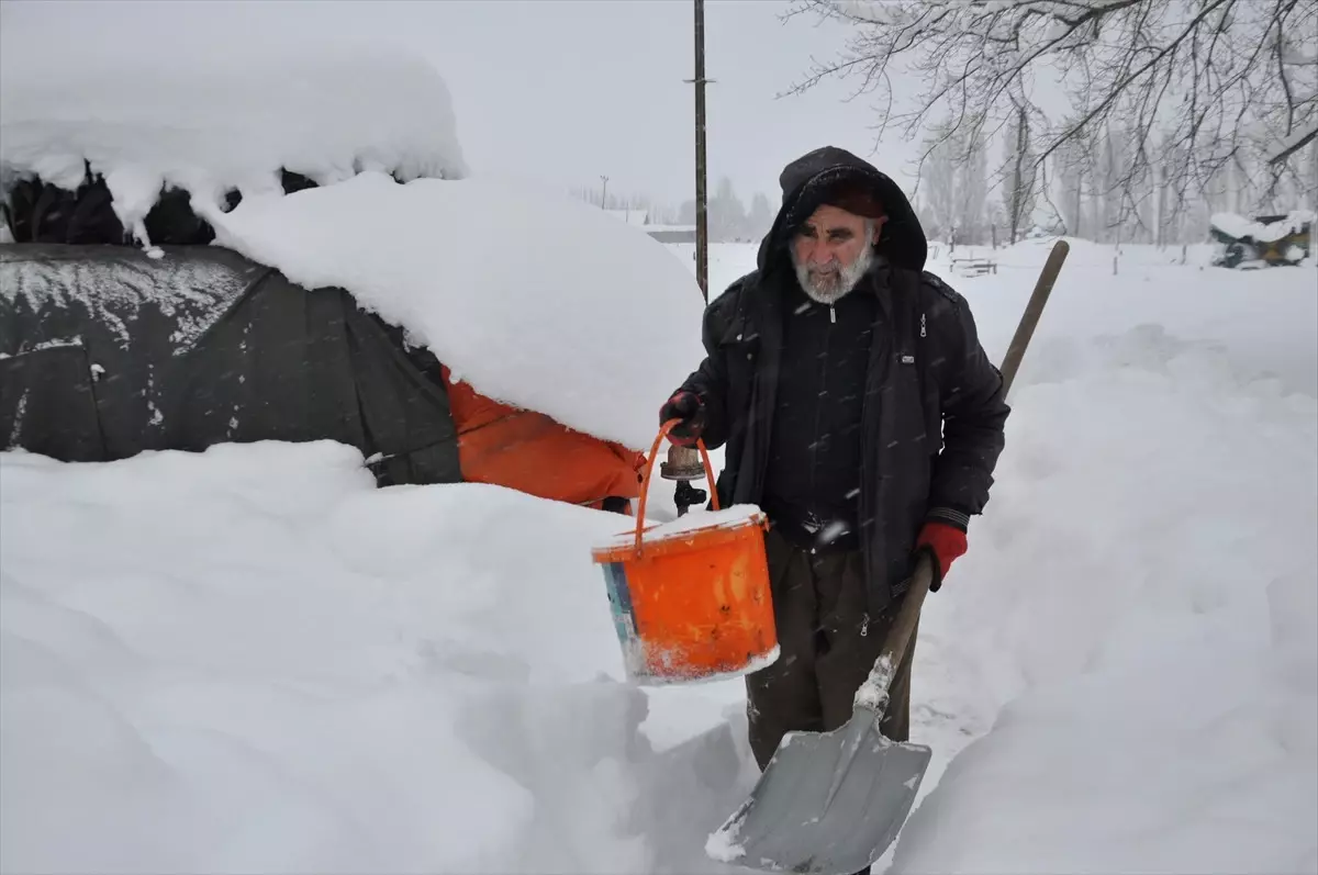 Köylüler, Su Sıkıntısını Kar Eriterek Gideriyor