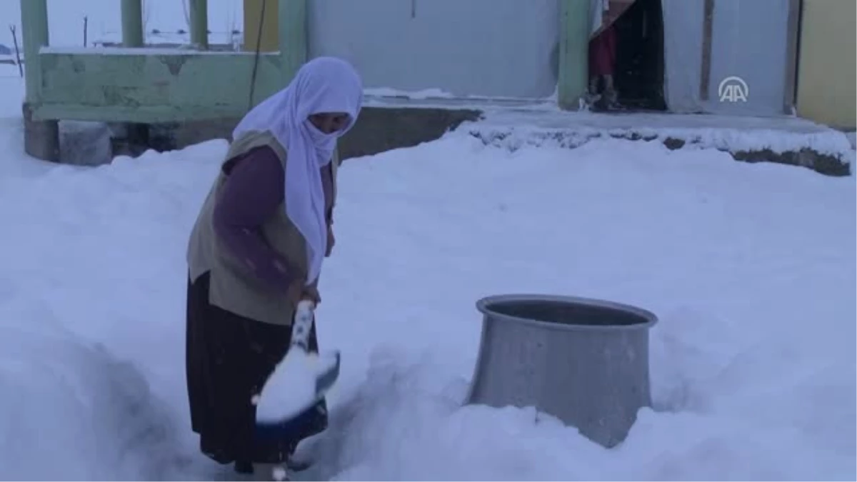 Köylüler, Su Sıkıntısını Kar Eriterek Gideriyor