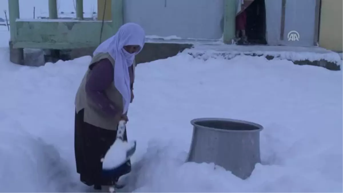 Köylüler, Su Sıkıntısını Kar Eriterek Gideriyor