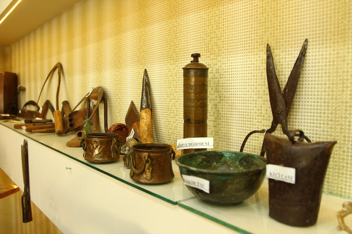 Makam Odasını Müzeye Çevirdi