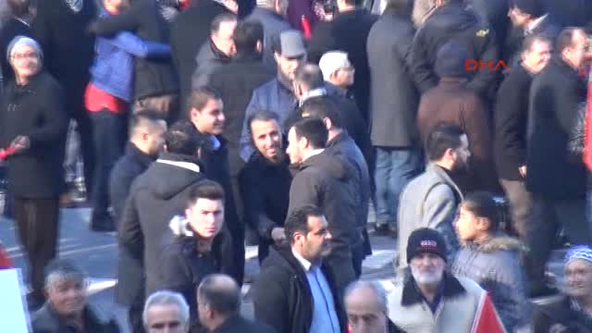 Manisa\'da 250 Metrelik Bayrakla Yürüyüp, Terörü Lanetlediler