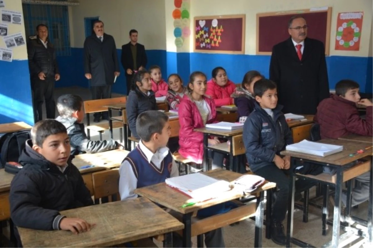 Milli Eğitim Müdürü Ahmet Alagöz\'ün Okul Ziyaretleri Sürüyor