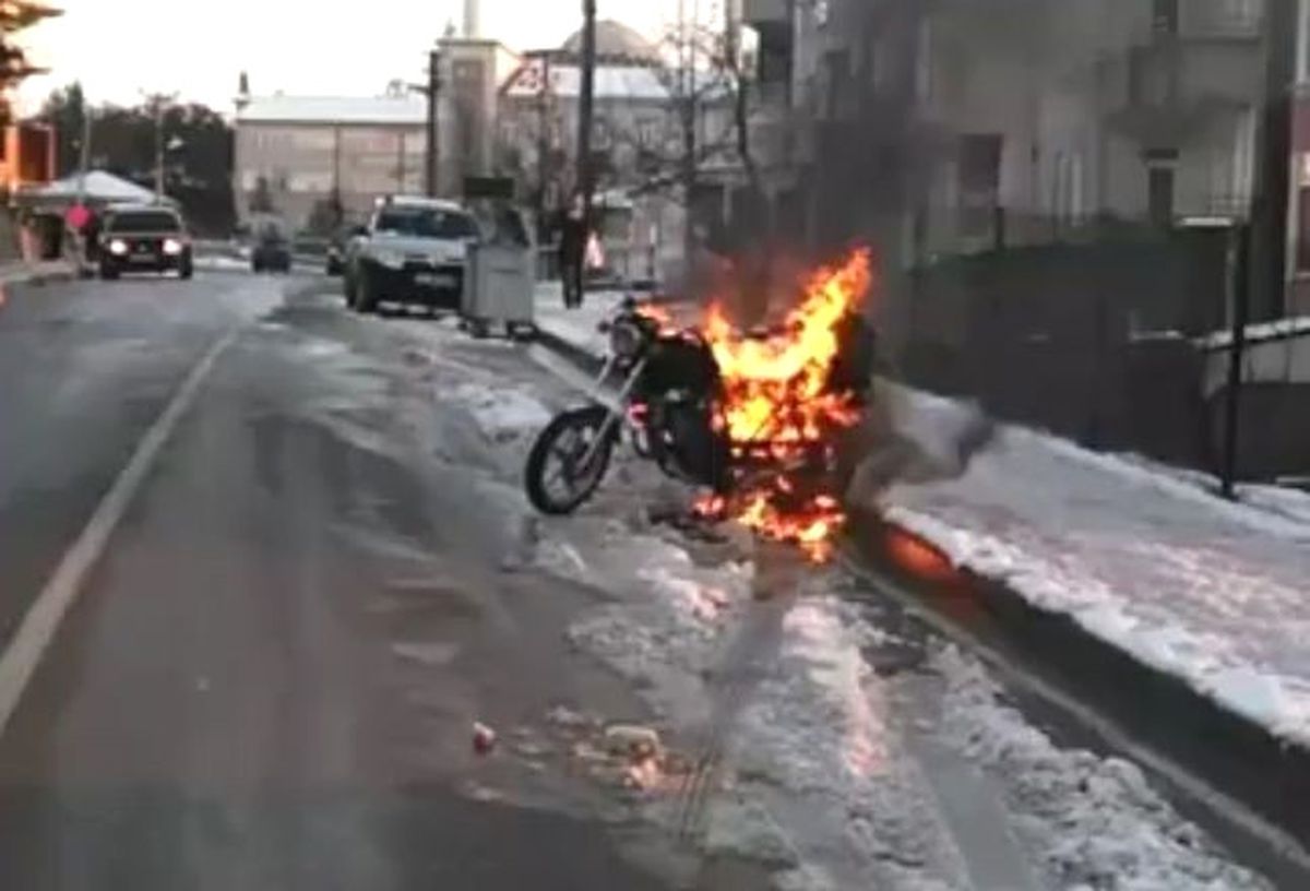 Motosiklet Alev Alev Yandı
